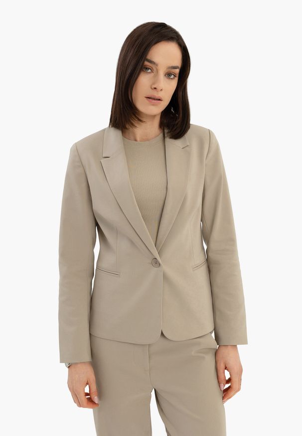 Volcano - Beżowa marynarka JB-MALIRA. Okazja: na co dzień. Kolor: beżowy. Materiał: elastan, poliamid, materiał, bawełna, jeans. Długość: krótkie. Wzór: gładki. Styl: casual, elegancki, klasyczny