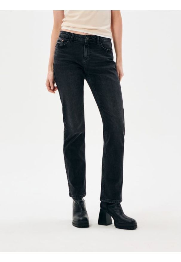 Sinsay - Jeansy straight z efektem sprania - czarny. Kolor: czarny