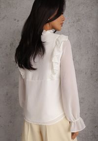 Renee - Biała Bluzka w Stylu Coquette z Falbankami i Wiązaniem przy Szyi Seathrina. Typ kołnierza: kołnierz z falbankami. Kolor: biały. Materiał: poliester, jeans #5