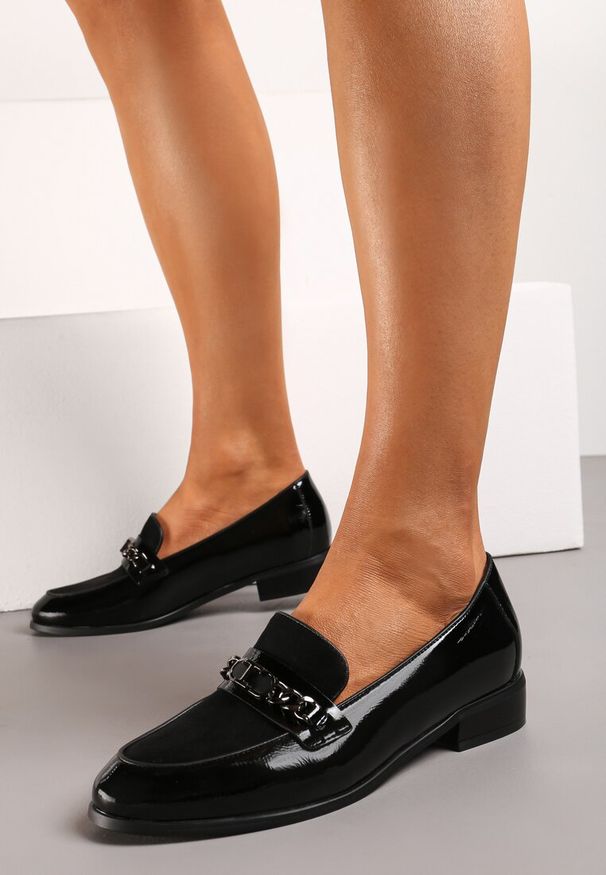 Renee - Czarne Lakierowane Mokasyny w Stylu Loafersów z Klamrą i Skórzaną Wkładką Darnifa. Zapięcie: klamry. Kolor: czarny. Materiał: lakier, skóra. Wzór: aplikacja. Obcas: na obcasie. Styl: klasyczny, elegancki. Wysokość obcasa: średni