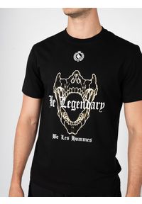 Les Hommes T-Shirt "Be Legendary" | LBT1030700P | Mężczyzna | Czarny. Kolor: czarny. Materiał: bawełna, elastan. Wzór: nadruk. Styl: elegancki, klasyczny