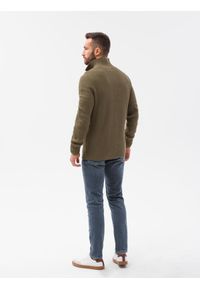 Ombre Clothing - Sweter męski ze stójką - oliwkowy E194 - XL. Typ kołnierza: kołnierzyk stójkowy. Kolor: oliwkowy. Materiał: bawełna, akryl. Wzór: prążki #6