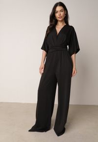 Born2be - Czarny Elegancki Kombinezon Nietoperzowy z Wiskozą z Marszczeniem w Talii Wentina. Kolor: czarny. Materiał: wiskoza. Styl: elegancki #1