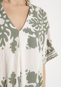 Born2be - Ciemnozielona Sukienka Pudełkowa z Wiskozy z Dekoltem w Serek w Etniczny Wzór Abrellis. Okazja: na spacer, na co dzień. Typ kołnierza: dekolt w serek. Kolor: zielony. Materiał: wiskoza. Długość rękawa: krótki rękaw. Styl: casual, elegancki #7