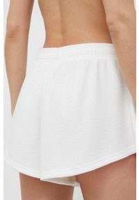 Reebok Classic szorty damskie kolor biały gładkie high waist HT7853-NONDYE. Stan: podwyższony. Kolor: biały. Materiał: poliester, materiał, dzianina. Wzór: gładki #2