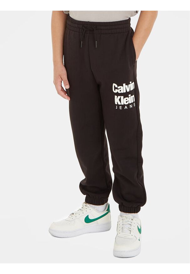Calvin Klein Jeans Spodnie dresowe IB0IB01816 Czarny Regular Fit. Kolor: czarny. Materiał: bawełna