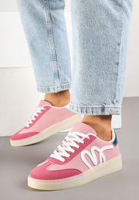 Renee - Różowe Sneakersy Kultowe Tenisówki Zdobione Abstrakcyjną Aplikacją Fendiva. Okazja: na co dzień. Zapięcie: sznurówki. Kolor: różowy. Materiał: jeans. Wzór: aplikacja