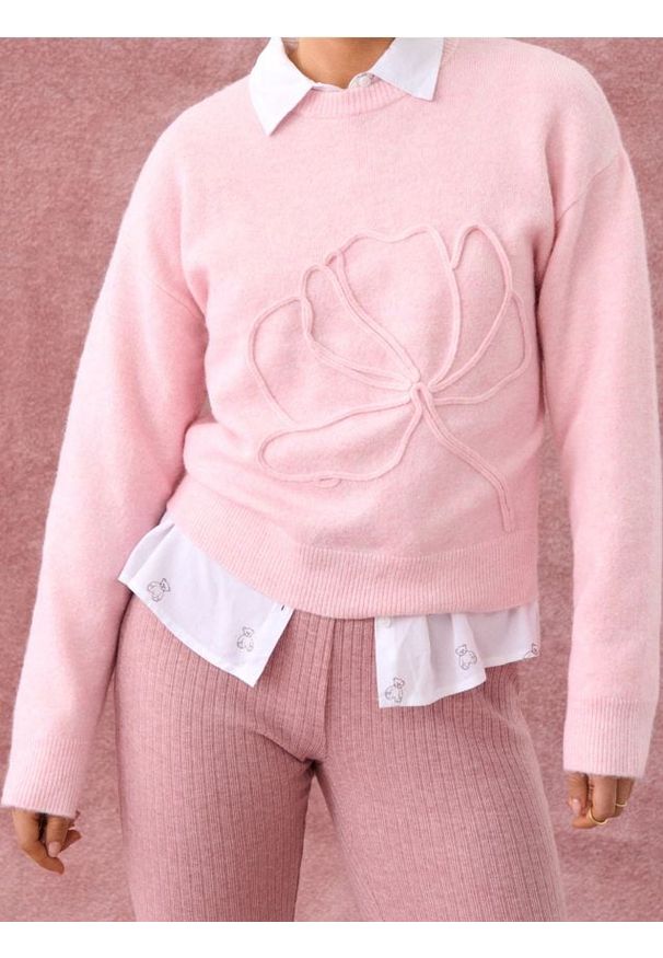 Sinsay - Sweter z aplikacją 3D z domieszką wełny - różowy. Kolor: różowy. Materiał: wełna. Wzór: aplikacja