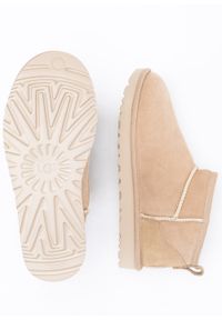 Ugg - Buty zimowe damskie beżowe UGG W CLASSIC ULTRA MINI. Kolor: beżowy. Materiał: wełna, lyocell, zamsz, skóra. Szerokość cholewki: normalna. Wzór: aplikacja. Sezon: zima #4