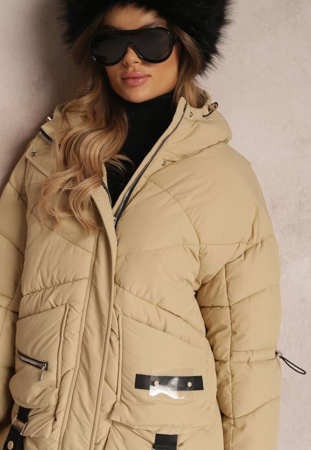 Renee - Beżowa Kurtka Pikowana Kagia. Typ kołnierza: komin. Kolor: beżowy. Materiał: materiał, jeans, wełna. Długość rękawa: długi rękaw. Długość: długie. Wzór: aplikacja, paski. Sezon: zima
