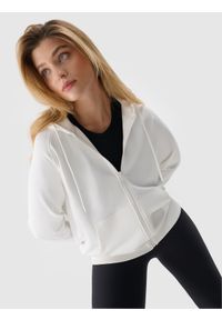 4f - 4F Bluza dresowa rozpinana z kapturem damska - biała XS. Okazja: na co dzień. Typ kołnierza: kaptur. Kolor: biały. Materiał: dresówka. Długość rękawa: raglanowy rękaw. Wzór: gładki, ze splotem. Styl: sportowy, casual