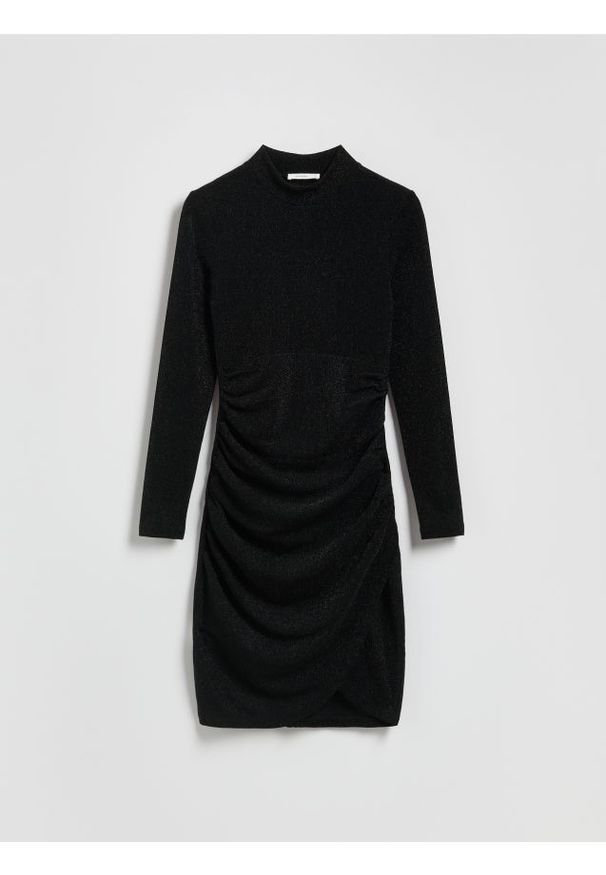 Reserved - Błyszcząca sukienka z drapowaniem - czarny. Kolor: czarny. Materiał: dzianina