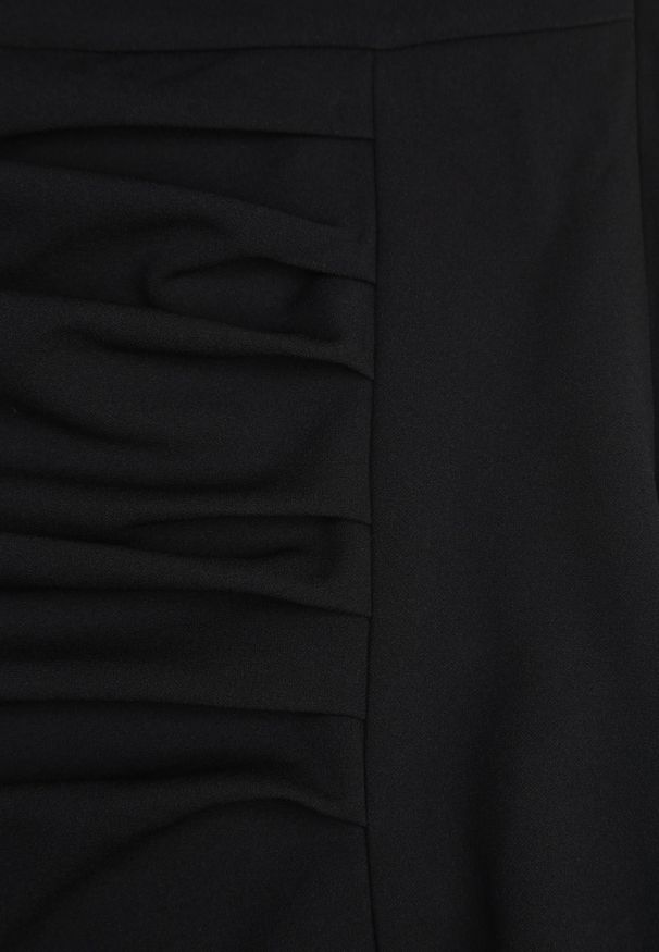 Renee - Czarna Elegancka Sukienka Asymetryczna z Ozdobą przy Ramieniu o Dopasowanym Kroju Tesson. Kolor: czarny. Materiał: poliester, elastan, materiał. Wzór: aplikacja. Typ sukienki: asymetryczne. Styl: elegancki