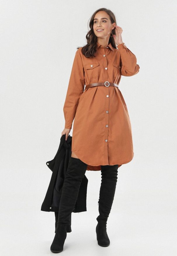 Born2be - Ciemnobeżowa Sukienka Deliberation. Typ kołnierza: kołnierzyk klasyczny. Kolor: beżowy. Długość rękawa: długi rękaw. Wzór: aplikacja. Typ sukienki: asymetryczne, koszulowe. Styl: klasyczny. Długość: mini