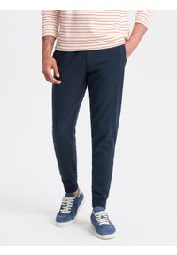 Ombre Clothing - Bawełniane męskie spodnie dresowe joggery BASIC – granatowe V1 OM-PABS-0174 - XXL. Okazja: na co dzień. Kolor: niebieski. Materiał: bawełna, dresówka. Wzór: aplikacja. Styl: sportowy, elegancki, casual #9