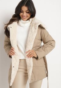 Born2be - Ciemnobeżowa Pikowana Kurtka z Futerkowym Kołnierzem i Wiązanym Paskiem Seratta. Okazja: na co dzień. Kolor: beżowy. Materiał: jeans. Styl: casual, elegancki #4