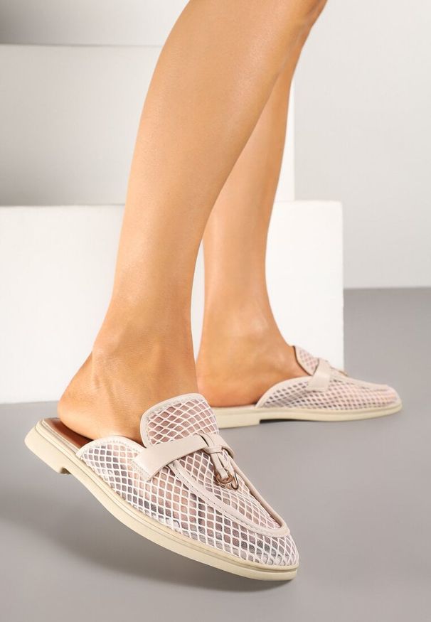 Born2be - Beżowe Klapki Mule z Transparentnej Siateczki Zdobione Aplikacją Teloviela. Okazja: na co dzień. Kolor: beżowy. Wzór: aplikacja. Styl: casual, elegancki