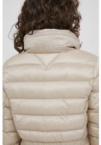 TOMMY HILFIGER - Tommy Hilfiger kurtka damska kolor beżowy przejściowa. Typ kołnierza: kaptur. Kolor: beżowy. Materiał: poliester #4