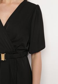 Born2be - Czarna Rozkloszowana Sukienka Kopertowa z Gumką w Talii i Ozdobnym Paskiem Vasena. Kolor: czarny. Typ sukienki: kopertowe. Styl: elegancki #3