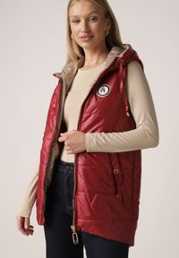 Born2be - Czerwona Pikowana Kamizelka o Długim Kroju z Nieodpinanym Kapturem i Aplikacją Koretes. Okazja: na co dzień. Kolor: czerwony. Materiał: prążkowany, poliester. Długość: długie. Wzór: aplikacja. Styl: casual #8