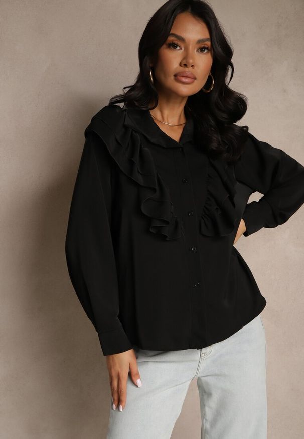 Renee - Czarna Koszula Ozdobiona Falbaną Kornella. Okazja: na co dzień. Typ kołnierza: kołnierzyk klasyczny. Kolor: czarny. Materiał: jeans. Wzór: aplikacja. Styl: casual, elegancki, klasyczny