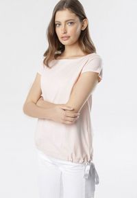 Born2be - Jasnoróżowy T-shirt Caliphei. Kolor: różowy. Długość rękawa: krótki rękaw. Długość: krótkie #1