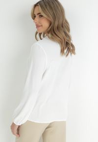Born2be - Biała Bluzka z Ozdobnym Dekoltem Gomi. Kolor: biały. Długość rękawa: długi rękaw. Długość: długie. Wzór: kwiaty #8