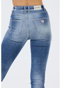Guess - GUESS Niebieskie jeansy damskie z wysokim stanem. Stan: podwyższony. Kolor: niebieski. Wzór: aplikacja #5