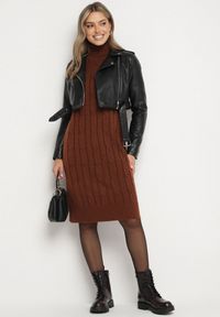 Born2be - Brązowa Sweterkowa Sukienka z Golfem Wełną i Bawełną Ozdobiona Splotem Reiania. Okazja: na spotkanie biznesowe, do pracy, na co dzień. Typ kołnierza: golf. Kolor: brązowy. Materiał: wełna, bawełna. Wzór: ze splotem, aplikacja. Typ sukienki: proste. Styl: casual, biznesowy #2
