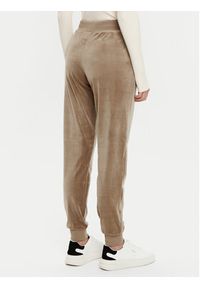 Guess Spodnie dresowe V3BB27 KBXI2 Brązowy Regular Fit. Kolor: brązowy. Materiał: syntetyk