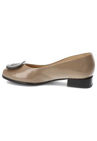 Beżowe Czółenka Armodo Eleganckie Obuwie Damskie Z Ozdobną Broszką. Kolor: beżowy. Materiał: jeans, materiał. Obcas: na obcasie. Styl: elegancki. Wysokość obcasa: średni #2