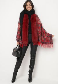 Born2be - Bordowe Wzorzyste Ponczo z Frędzlami i Futerkowym Obszyciem Serrattia. Okazja: na imprezę, na co dzień. Kolor: czerwony. Styl: elegancki, casual, boho
