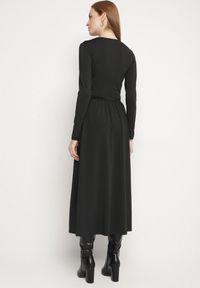 Born2be - Czarna Marszczona Sukienka Taliowana z Wiskozą z Dekoltem V i Długim Rękawem Emirie. Okazja: na spotkanie biznesowe, na co dzień. Typ kołnierza: dekolt w kształcie V. Kolor: czarny. Materiał: wiskoza. Długość rękawa: długi rękaw. Styl: casual, biznesowy #3