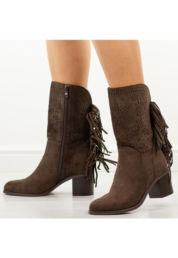 D.Brązowe ażurowe botki damskie na obcasie M.Daszyński 2337-15. Kolor: brązowy. Materiał: zamsz. Szerokość cholewki: normalna. Wzór: ażurowy. Sezon: wiosna, jesień, lato. Obcas: na obcasie. Styl: elegancki, boho, klasyczny. Wysokość obcasa: średni