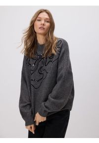 Reserved - Sweter z cekinowym wzorem - szary. Kolor: szary. Materiał: dzianina