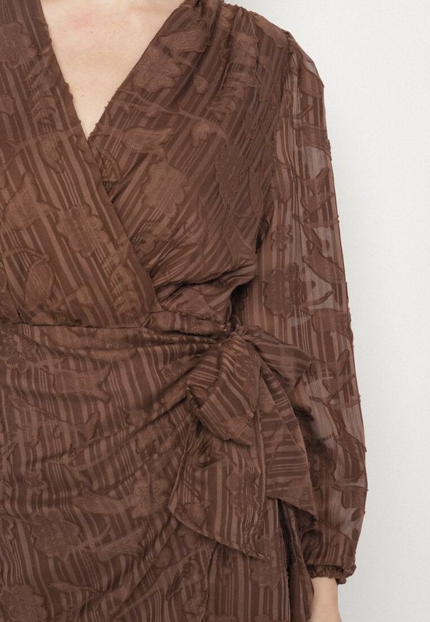 Born2be - Brązowa Kopertowa Sukienka w Tłoczone Kwiaty z Wiązaniem w Talii Esna. Kolor: brązowy. Materiał: poliester. Wzór: kwiaty. Typ sukienki: kopertowe. Styl: klasyczny