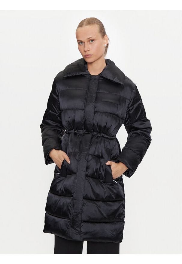 Calvin Klein Płaszcz zimowy K20K207728 Czarny Slim Fit. Kolor: czarny. Materiał: syntetyk. Sezon: zima