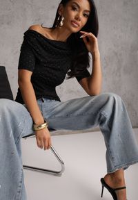 Renee - Czarna Bluzka z Dekoltem Typu Łódka Ozdobiona Cyrkoniami Neaninna. Okazja: na co dzień. Kolor: czarny. Materiał: poliester, jeans. Wzór: aplikacja. Styl: casual, elegancki #2