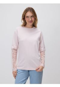 Reserved - T-shirt z koronkowymi rękawami - pastelowy róż. Kolor: różowy. Materiał: koronka #1