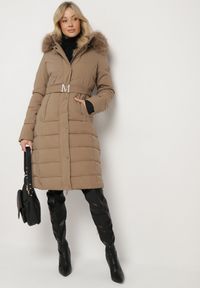 Born2be - Ciemnobeżowa Kurtka o Długim Fasonie z Paskiem i Odpinanym Futerkiem Delathra. Okazja: na co dzień, do pracy. Kolor: beżowy. Materiał: futro. Długość: długie. Styl: casual, elegancki, klasyczny #3