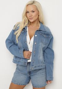 Born2be - Jasnoniebieska Jeansowa Kurtka z Bawełną Ozdobiona Przetarciami Ziarina. Okazja: na co dzień. Kolor: niebieski. Materiał: bawełna, jeans. Wzór: aplikacja. Styl: klasyczny, elegancki, casual
