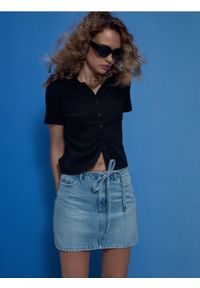 Sinsay - Jeansowa spódnica mini z materiałowym paskiem - niebieski. Kolor: niebieski. Materiał: jeans, materiał