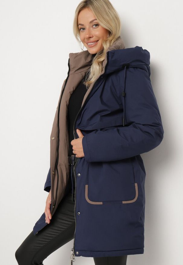 Born2be - Granatowa Kurtka Parka z Kapturem i Ozdobną Zawieszką Ściągana w Pasie Zerilie. Okazja: na co dzień, na spacer. Typ kołnierza: kaptur. Kolor: niebieski. Materiał: jeans. Styl: klasyczny, casual, elegancki