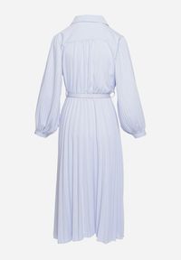 Born2be - Niebieska Plisowana Sukienka Midi z Paskiem z Kołnierzykiem i Kieszeniami Themirlla. Kolor: niebieski. Wzór: aplikacja. Długość: midi #4