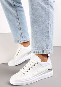 Renee - Białe Sneakersy z Ekoskóry Ozdobione Brokatem i Metalicznym Detalem Isalieua. Kolor: biały. Wzór: aplikacja #5