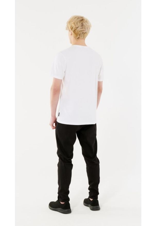 outhorn - T-shirt z dekoltem w serek męski. Okazja: na co dzień. Typ kołnierza: dekolt w serek. Materiał: bawełna, jersey, materiał. Wzór: gładki. Styl: casual