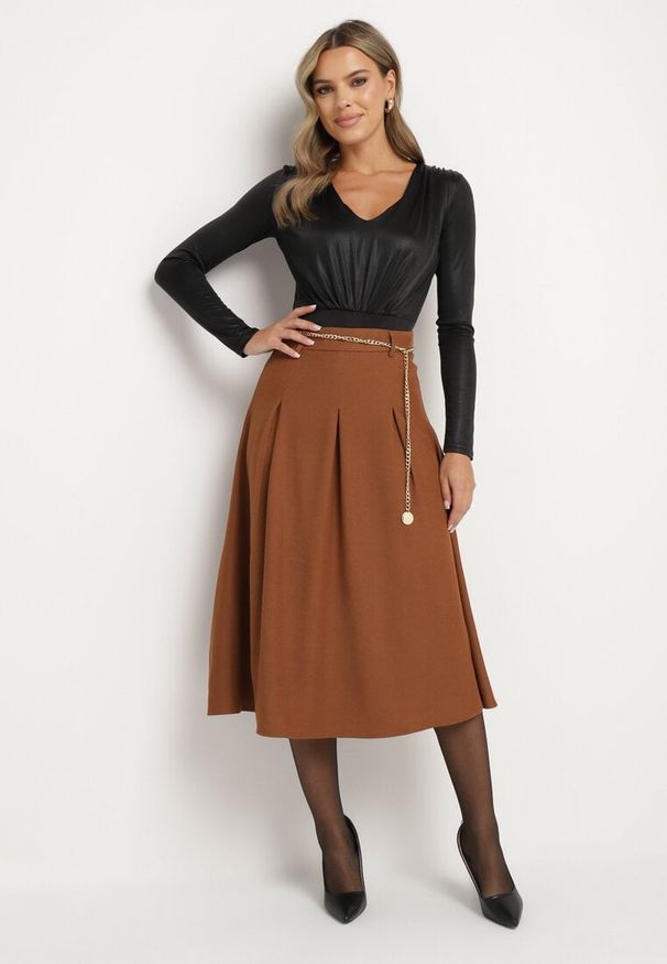 Born2be - Brązowa Rozkloszowana Spódnica z Wiskozą Ozdobiona Łańcuszkiem w Pasie Lilindrae. Okazja: na spotkanie biznesowe. Kolor: brązowy. Materiał: wiskoza. Wzór: aplikacja. Styl: biznesowy, elegancki