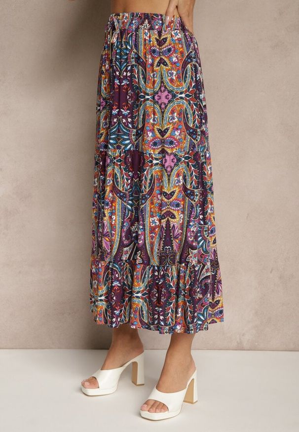 Renee - Fioletowa Spódnica z Wiskozy Ozdobiona Motywem Paisley Ellivae. Okazja: na co dzień. Kolor: fioletowy. Materiał: wiskoza. Wzór: paisley, aplikacja. Styl: elegancki, casual