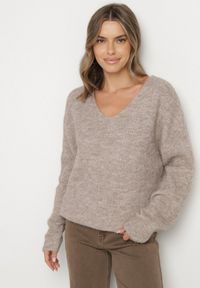 Born2be - Brązowy Sweter z Dodatkiem Wełny i Trójkątnym Dekoltem Esmina. Okazja: na co dzień. Kolor: brązowy. Materiał: wełna. Styl: elegancki, casual, klasyczny