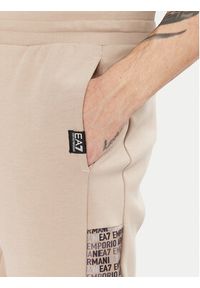 EA7 Emporio Armani Spodnie dresowe 7M000216 AF12660 U6155 Beżowy Regular Fit. Kolor: beżowy. Materiał: syntetyk, bawełna